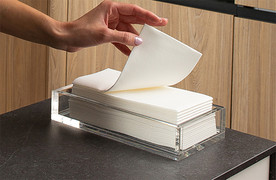 Mặt sưng vù sau khi lau bằng khăn giấy ở nhà hàng