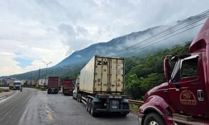 Hàng trăm xe tải ùn tắc ở cửa khẩu quốc tế Cha Lo tại Quảng Bình