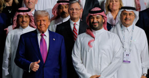 Ông Trump công du Trung Đông bán hàng, ở nhà bị kêu gọi luận tội