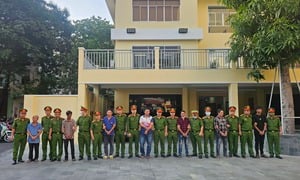 Bắt thêm 32 người và 2 cán bộ hải quan trong vụ buôn lậu dầu