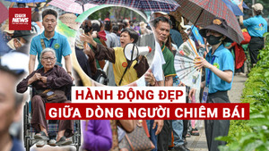 Hành động đẹp của tình nguyện viên giữa dòng người chiêm bái Xá lợi Đức Phật 