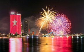 Chiêm ngưỡng pháo hoa tại khách sạn 'sang - xịn - mịn' bậc nhất Đà Nẵng