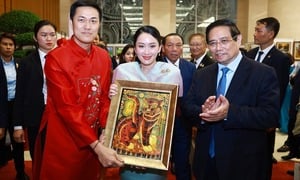 Thủ tướng Phạm Minh Chính và Thủ tướng Thái Lan thưởng lãm sản phẩm thủ công
