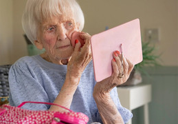 Cụ bà 103 tuổi khiến TikTok 'bùng nổ' sau khi chia sẻ clip trang điểm