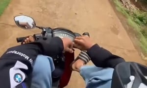 Xác minh clip nam thanh niên 'chơi ngông' lái xe bằng chân, bốc đầu trên đường