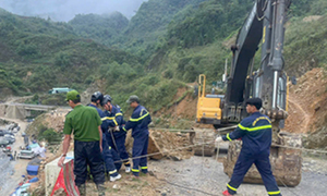 Bới đất, gạt đá tìm kiếm nạn nhân mất tích trong vụ sạt lở ở Lai Châu
