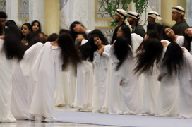 Màn múa tung tóc chào đón ông Trump tại UAE gây sốt