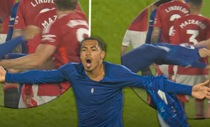 Cầu thủ Man Utd lột áo hậu vệ Chelsea