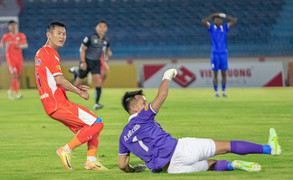 Bùi Tiến Dũng kiên cường, Đà Nẵng đánh bại Quảng Nam