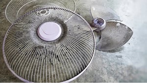 Vì sao quạt điện rất nhanh bám bụi?