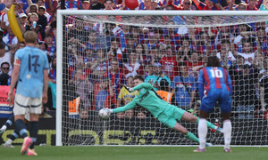 Người cũ Man Utd khiến Man City trắng tay