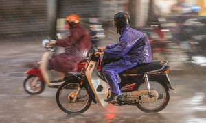 Dự báo thời tiết 10 ngày tới: Hà Nội mưa triền miên, nguy cơ dông lốc và sấm sét