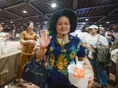 Phật tử xúc động dùng cơm chay, đi thuyền miễn phí khi chiêm bái xá lợi Phật