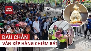 Chân đau vẫn kiên trì xếp hàng đội nắng chiêm bái Xá lợi Phật ở chùa Tam Chúc