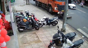 Tạm giữ tài xế xe tải 'không người lái' cán chết người khi chở đèn đỏ