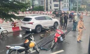 Xe tự chế làm rơi bó sắt dài 12m, cầu Chương Dương ùn ứ kéo dài