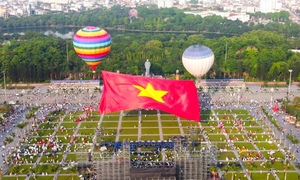 Xúc động cờ Tổ quốc hơn 2.000 m2 tung bay trên Quảng trường Hồ Chí Minh