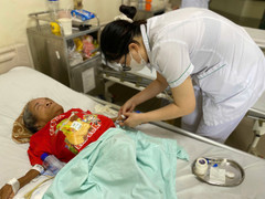 Cảnh đời lay lắt của người đàn ông cao chưa đầy một mét, bán hàng rong mưu sinh