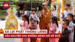 Những thiên thần nhỏ theo sư thầy chiêm bái Xá lợi Phật – Hành trình gieo duyên kỳ diệu