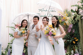 Đám cưới bố mẹ 27 năm trước còn tiếc nuối, 2 con gái gen Z tổ chức cưới lại