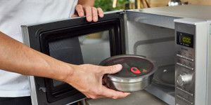 Vì sao không được cho đồ kim loại vào lò vi sóng?