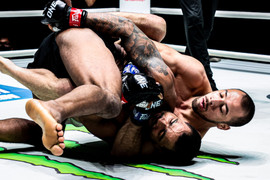 Bị cao thủ Thổ Nhĩ Kỳ khóa cứng, đai đen nhu thuật đầu hàng sau 54 giây