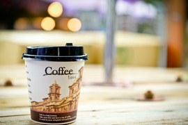 Uống cà phê tại quán vẫn bị ép dùng cốc nhựa 