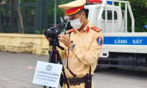 CSGT Hà Nội đặt máy quay ở ngã tư ghi hình phạt nguội xe máy vi phạm