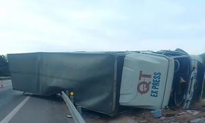 Xe thư báo lật trên cao tốc Cam Lộ - La Sơn, hai người bị thương