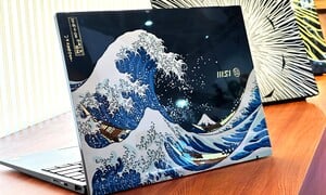 Cận cảnh laptop MSI hoạ tiết sơn mài dùng bột vàng lá chế tác