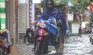 Mưa xối xả nhiều giờ, dân Hà Nội bì bõm lội nước dắt xe