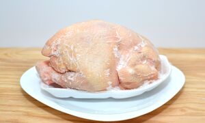 Cách rã đông gà nguyên con chuẩn để giữ hương vị