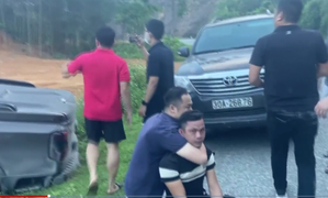 Công an nổ súng, trấn áp xe ô tô chở pháo lậu