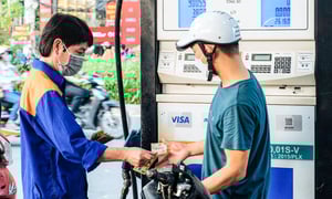 Giá xăng giảm dưới 100 đồng/lít, giá dầu đồng loạt tăng