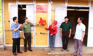 Dầm mưa xây nhà trong 24 giờ - Kỳ tích của chiến sĩ công an nhân dân