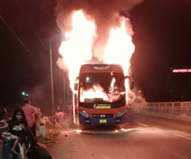 Xe khách chở 30 người bốc cháy trên quốc lộ 1 qua Khánh Hòa