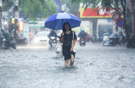 Hà Nội mưa lớn, nguy cơ ngập úng tại gần 100 điểm, tuyến phố