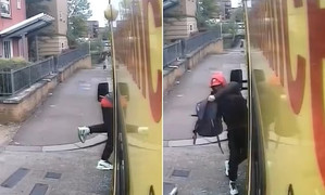 Khoảnh khắc tên trộm táo tợn đập kính xe cấp cứu lấy đồ của nhân viên y tế