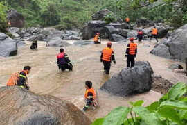 Hai mẹ con bị lũ cuốn mất tích ở Sơn La