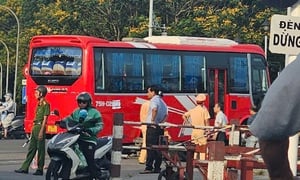 Xe khách va chạm xe máy, 4 mẹ con thương vong