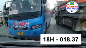 Phẫn nộ xe khách 18H-018.37 coi thường pháp luật đi ngược chiều suýt gây tai nạn