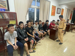 Xử lý nhóm 11 thanh thiếu niên đi xe máy kẹp ba, mang dao, súng cao su diễu phố