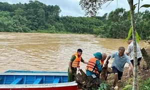 Công an Hà Tĩnh cứu người đàn ông bị lũ cô lập ở bãi chăn thả bò