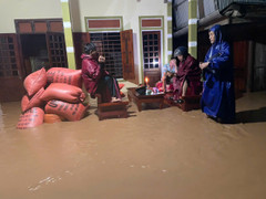 Ngập lụt do mưa lớn, Hà Tĩnh trắng đêm di dân và tài sản