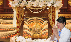 Phật tử xúc động cung đón Xá lợi Đức Phật về Yên Tử, Quảng Ninh