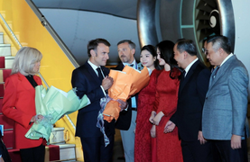 Tổng thống Pháp và Phu nhân bắt đầu thăm cấp Nhà nước tới Việt Nam