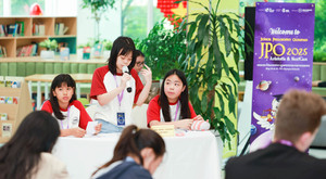 3 nữ sinh Quảng Trị vô địch tranh biện triết học tiếng Anh toàn quốc