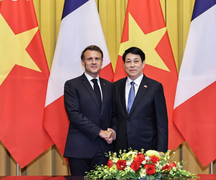 Chủ tịch nước Lương Cường Hội đàm với Tổng thống Pháp Emmanuel Macron