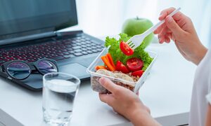 Từ lâu tôi mang cơm trưa đến cơ quan, tiết kiệm đáng kể, lại được bao lợi ích