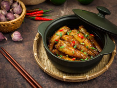 Vì sao cá kho hai lửa ngon hơn nấu một lần?